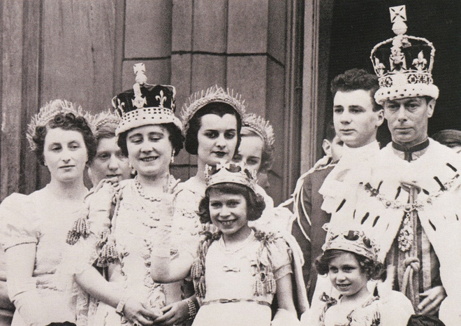 Kuningatar Elizabeth, vanhemmat ja sisko, v. 1937
