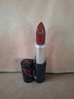 NYX UUSI HUULUPUNA SÄVY SLSL18 OPINIONATED
