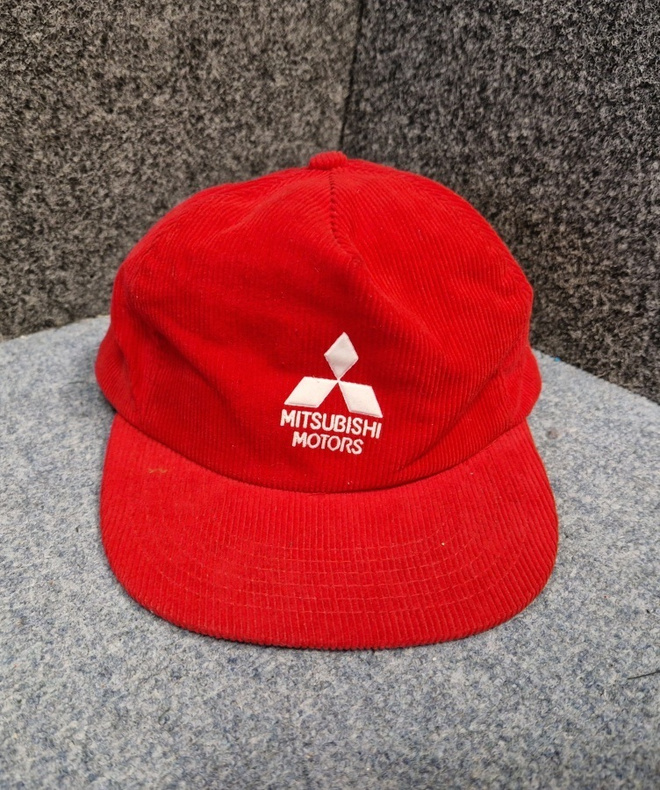 Mitsubishi retro lippis uudenveroinen