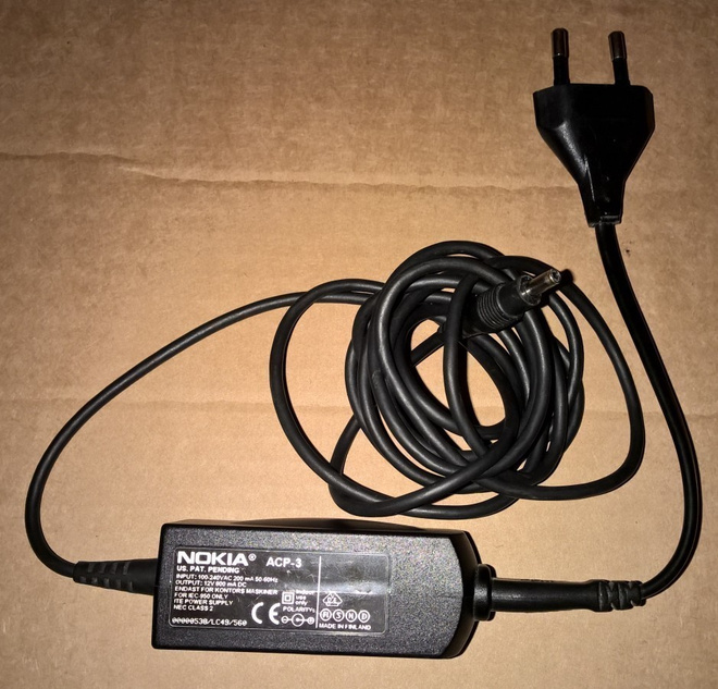 NOKIA ACP-3  LATURI IN 100-240VAC  OUT 12VDC MADE IN FINLAND