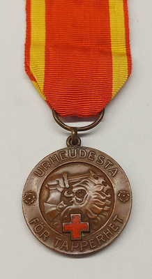 Vapaudenmitali Punaisen Ristin ja myöntökirjan kera 1941