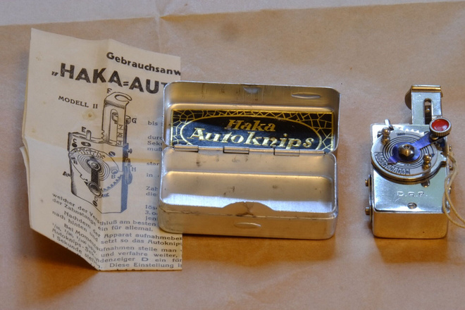 HAKA Autoknips Model II - itselaukaisin, rasia ja käyttöohje