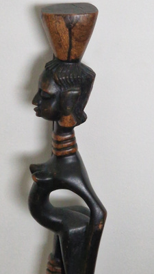 Suuri afrikkalaistyylinen puuveistos 81 cm