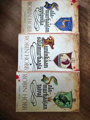 Robin Hobb Näkijän taru trilogia