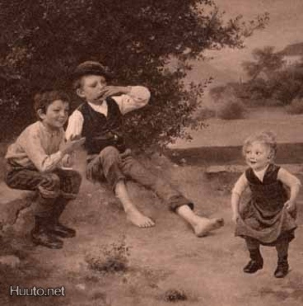 LAPSET / Huuliharppua soittavat pojat ja tyttö. 1910-l.