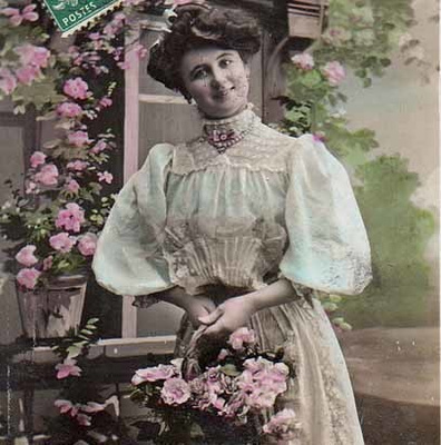 NAINEN / Ruusutyttö romanttisessa miljöössä. 1900-l.