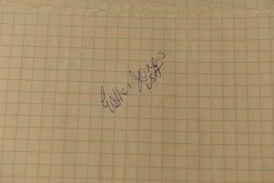 Esther Jones nimikirjoitus paperilla