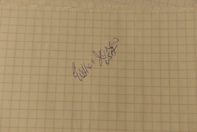 Esther Jones nimikirjoitus paperilla