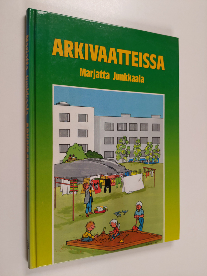 Marjatta Junkkaala : Arkivaatteissa : pakinoita