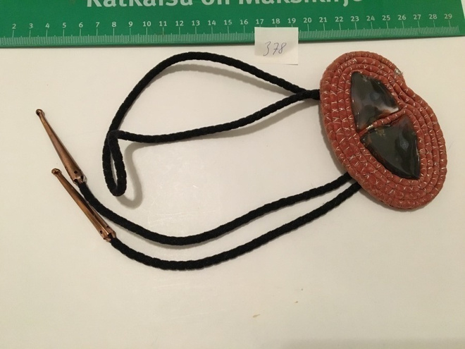 kaulakoru nro 640 : bolo-solmio nahkaa + kivi