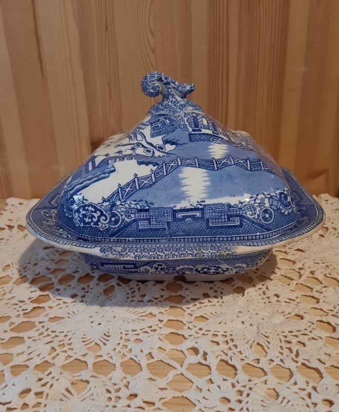 1800-luvun kannellinen tarjoiluastia