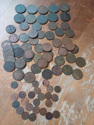 Erä Tsaarin ajan kolikoita 1,5 ja 10 Pennisiä.