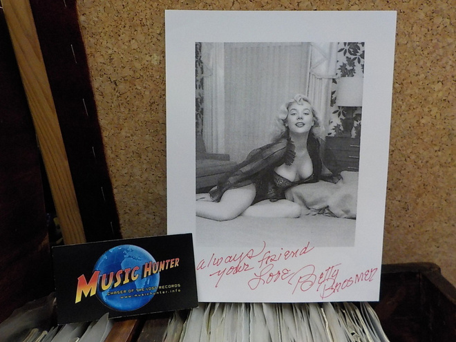 BETTY BROSNER NIMIKIRJOITUS KUVASSA