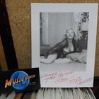 BETTY BROSNER NIMIKIRJOITUS KUVASSA - pikkukuva 1