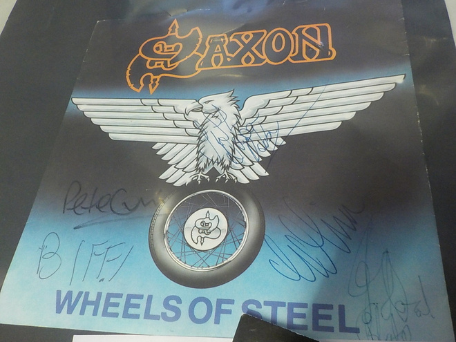SAXON - WHEELS OF STEEL 7'' KOKO BÄNDIN NIMMAREILLA
