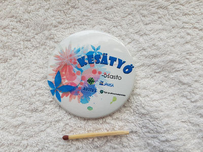 KESÄTYÖ Rintanappi