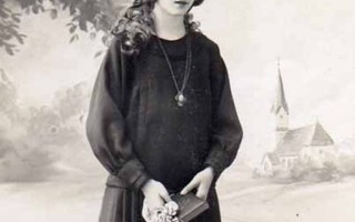 KONFIRMAATIO / Kaunis tyttö, kirja ja ruusuja. 1900-l.