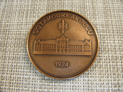 Sotakorkeakoulu 1924 mitali 1988.