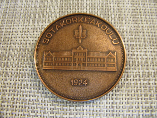 Sotakorkeakoulu 1924  mitali 1988.