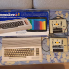 2kpl RIKKINÄISIÄ C64-TIETOKONEITA +2kasettiasemaa varaosiksi - pikkukuva 1