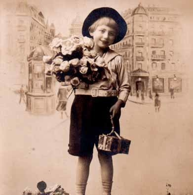 LAPSI / Poika ja kimppu ruusuja kaupungissa. 1900-l.