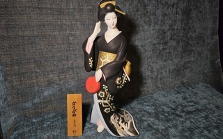 VINTAGE GEISHA KERAAMINEN PATSAS , JAPAN , KÄSITYÖ !