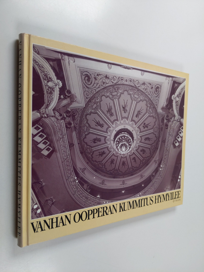 Vanhan oopperan kummitus hymyilee