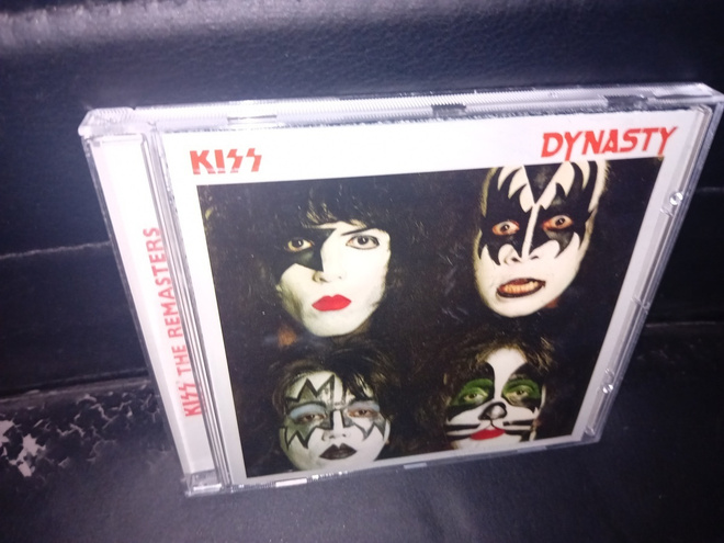 CD KISS : DYNASTY ( SIS POSTIKULU  )