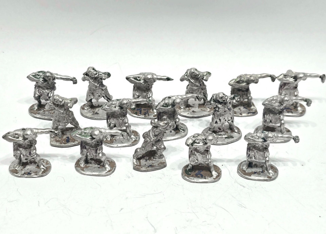 16kpl metallisia Orc figuureita [B10]