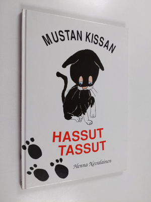 Henna Nevalainen : Mustan kissan hassut tassut