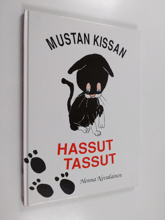 Henna Nevalainen : Mustan kissan hassut tassut
