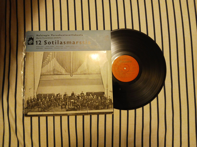 12 Sotilasmarssia - Helsingin Varuskuntasoittokunta lp hieno