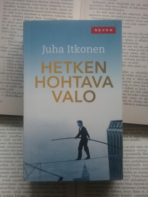 Juha Itkonen - Hetken hohtava valo (pokkari)