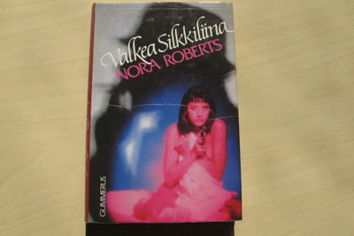 Nora Roberts : Valkea silkkiliina