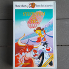 VHS: Sylvesteri Ja Tipi Dekkarit: Uhrihärät (1995/1997) - pikkukuva 1
