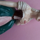 Figuuri, nainen kantaa kukkakoria posliinia korkeus 13cm - pikkukuva 2