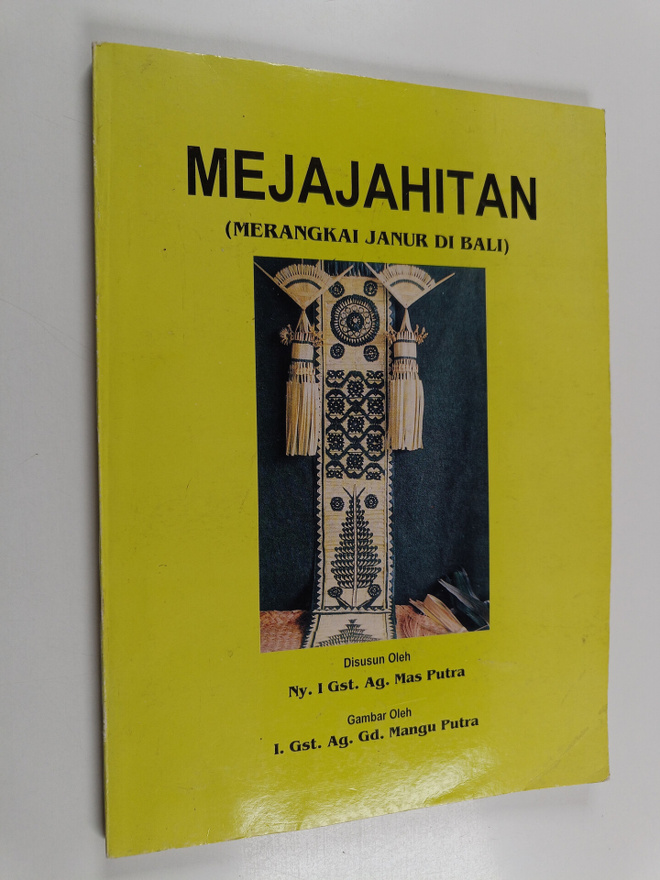 Mejajahitan (Merangkai Janur Di Bali)