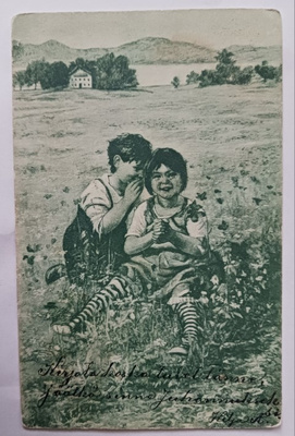Lapset kuiskivat ja leikkivät iloisina niityllä, p. 1903