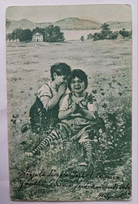 Lapset kuiskivat ja leikkivät iloisina niityllä, p. 1903