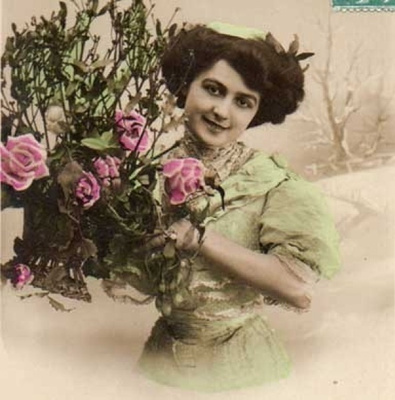 NAINEN / Vihreämekkoinen tyttö ja talvinen asetelma. 1900-l.
