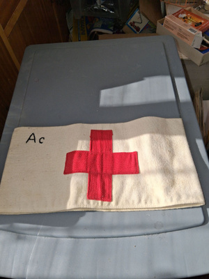 Punaisen ristin käsivarsinauha.