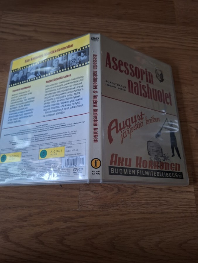 Asessorin Naishuolet/August Järjestää Kaiken