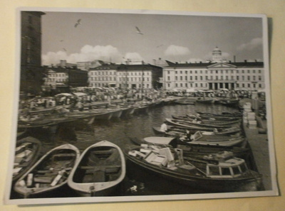 Helsinki, Kauppatori, kalastajaveneitä Kolera-altaassa, 1954