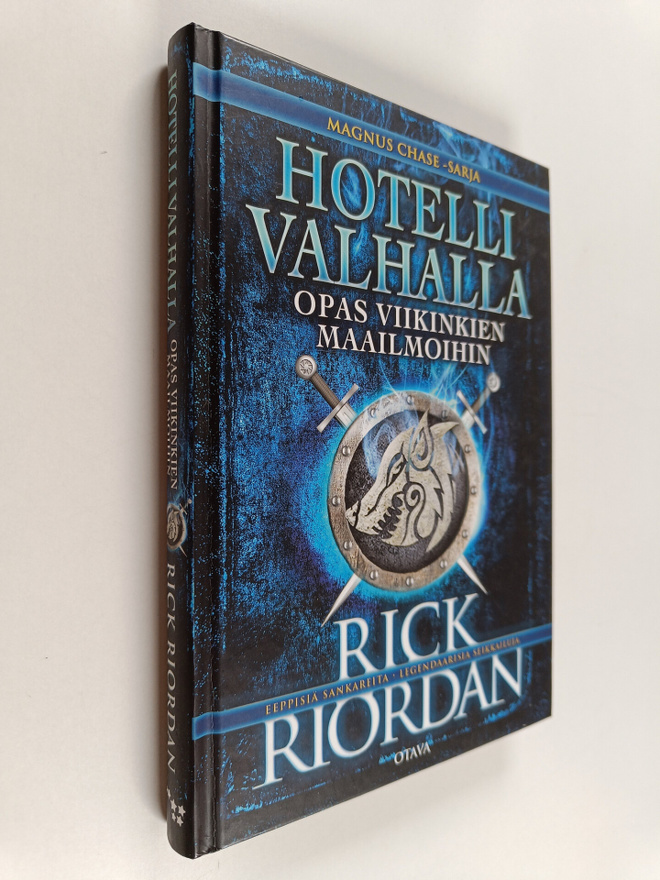 Rick Riordan : Hotelli Valhalla : Opas viikinkien maailmo...