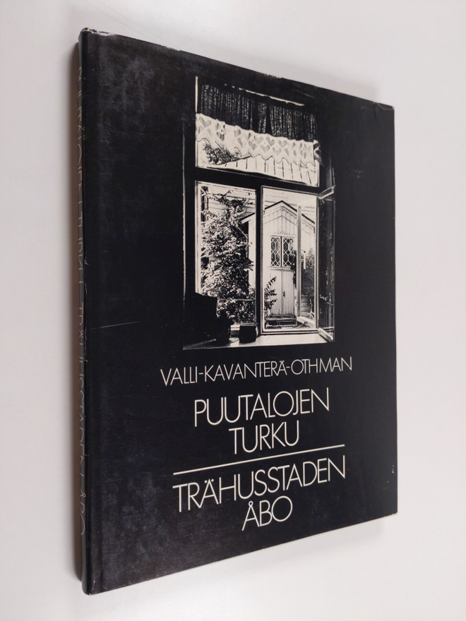 Kalervo Valli : Puutalojen Turku = Trähusstaden Åbo