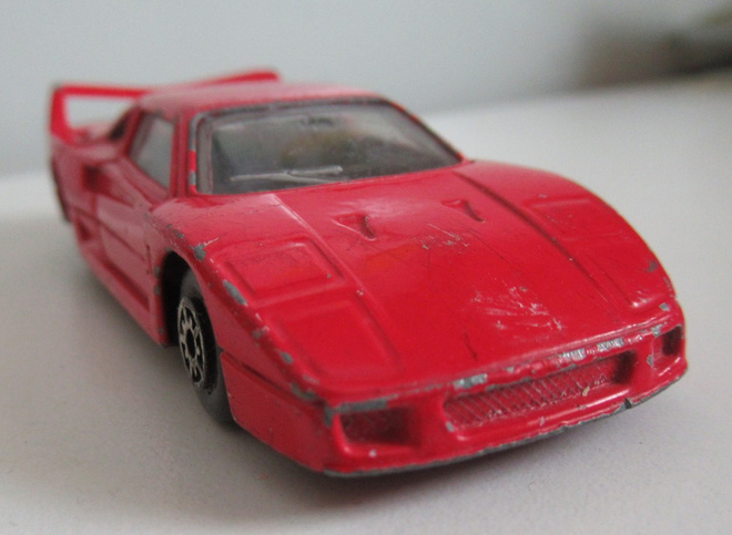 Ferrari F40 pienoismalli
