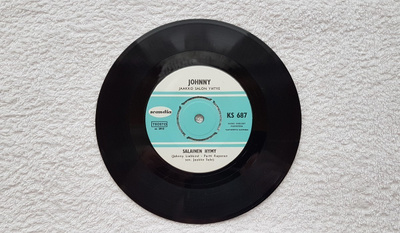 Johnny – Siis Eipä Huolta../ Salainen hymy 7" Single