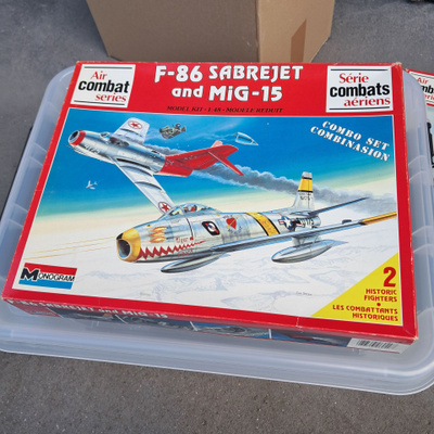 Monogram 1/48 Air Combat F-86 Sabre & Mig 15
