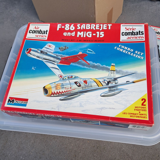 Monogram 1/48 Air Combat F-86 Sabre & Mig 15