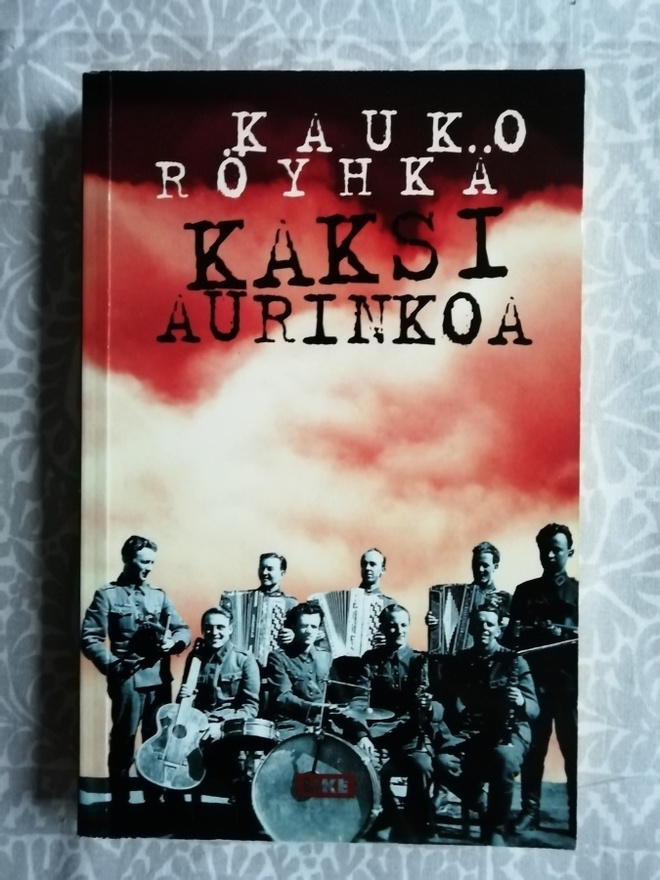 Kaksi aurinkoa tekijän omisteella Erkki Pällille